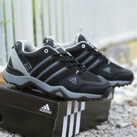 sepatu adidas hitam.